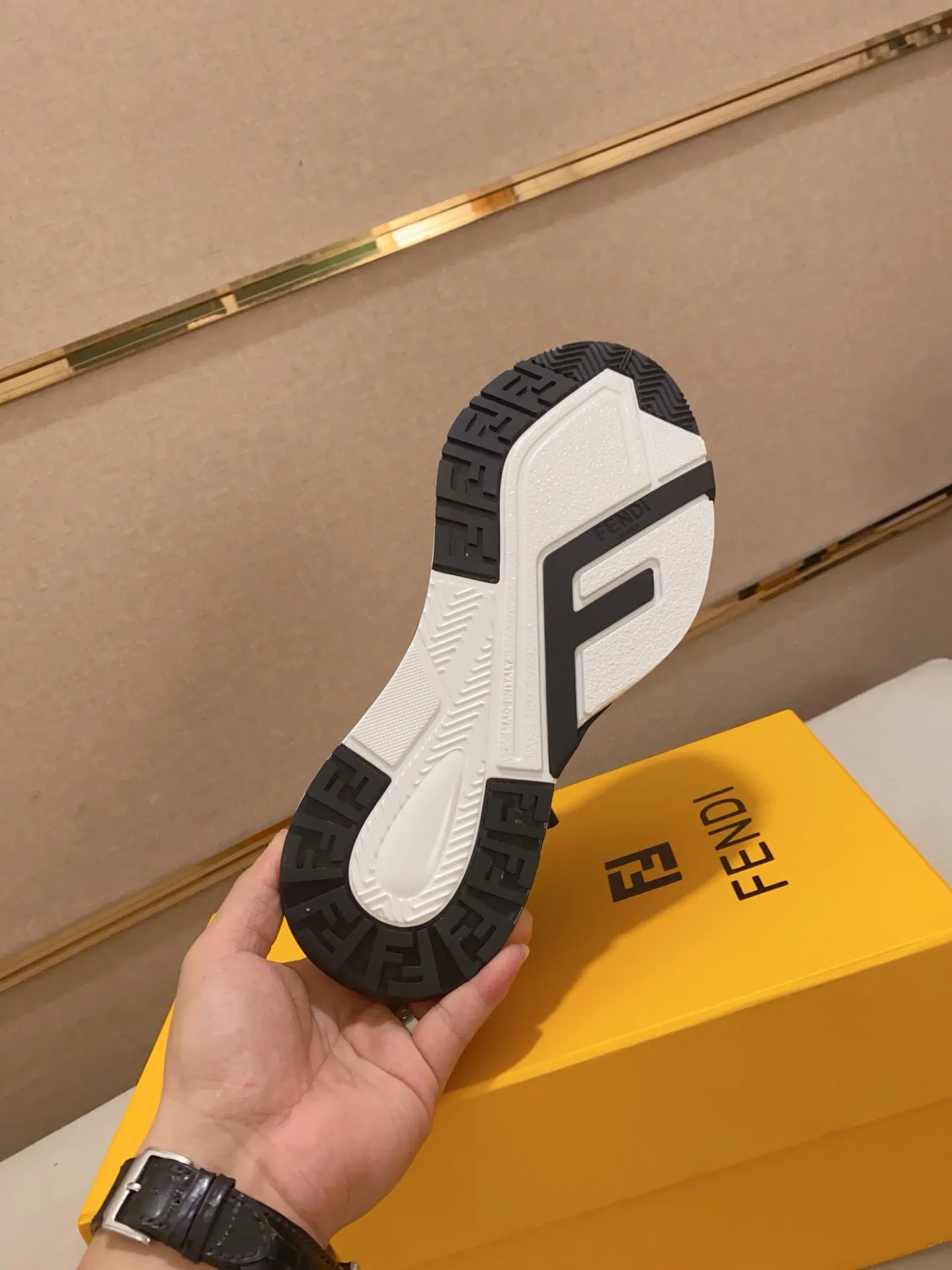 Men's shoes💰: 540💰(Higher version) [Fendi] Fendi's latest casual shoes for men! Available at counters simultaneously! A one-to-one replica of the original. Made entirely of imported top-grain calfskin, the interior is made of top-grain water-dyed cowhide, and the original factory-supplied rubber outsole. Leading new fashion concepts. Matching code: 38-44. 45 can be customized and non-returnable!